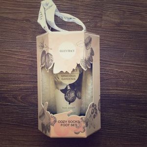 NWT Ellen Tracy gardenia Foot cream and sock set